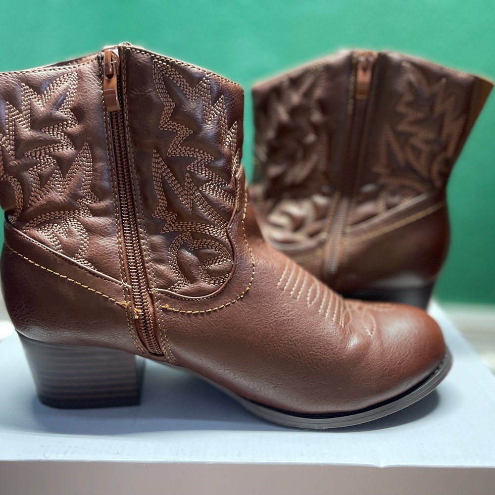Torrid size 9 cowboy booties